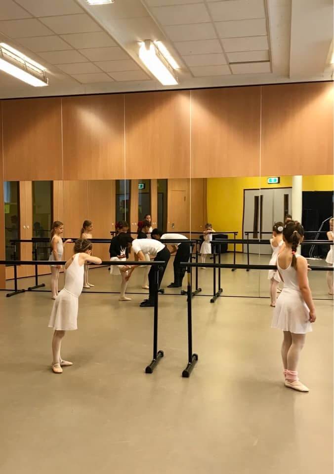 children during the ballet lesson