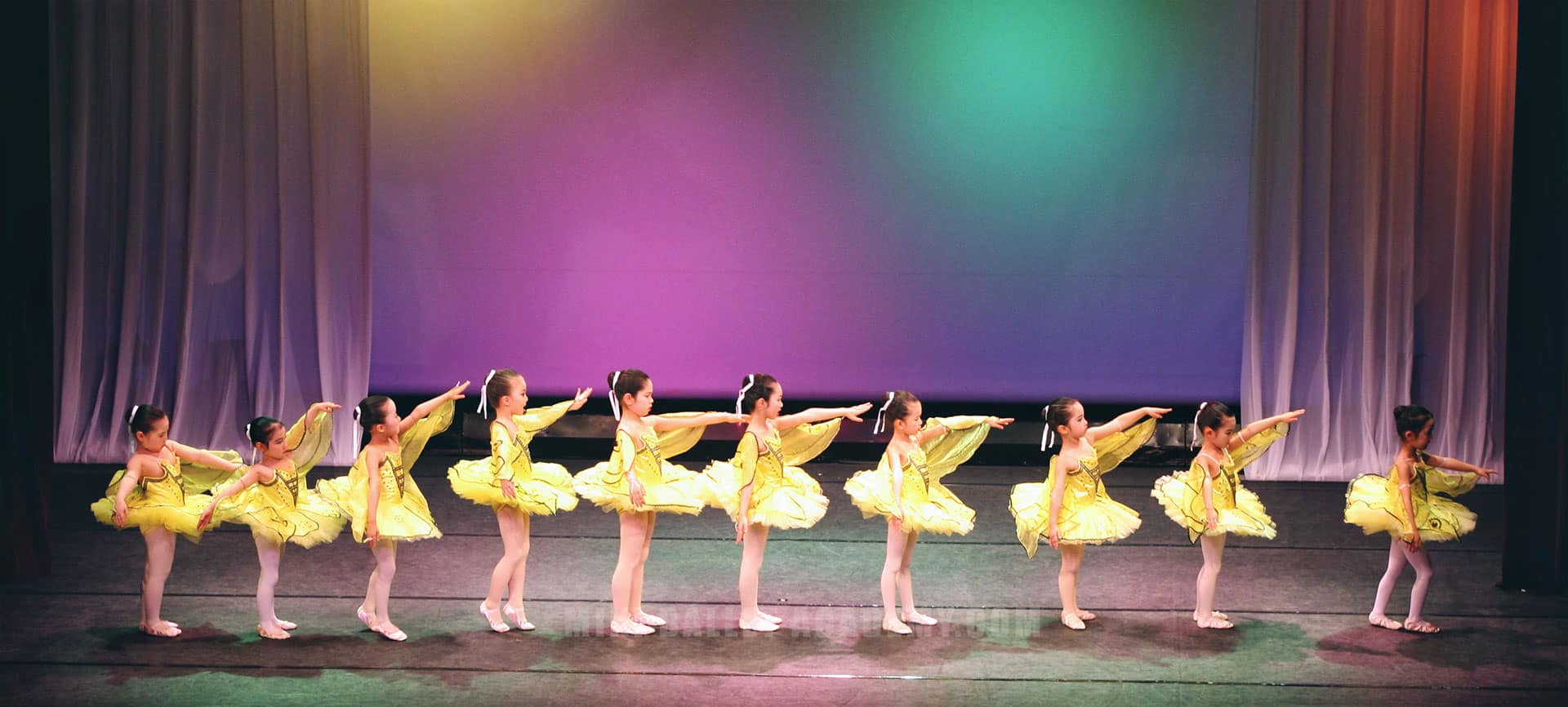 kids ballet dancers on stage